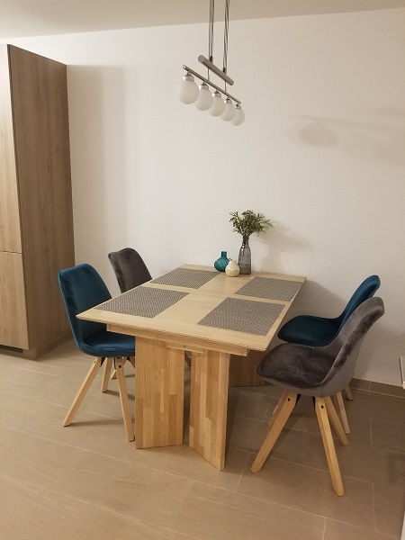 Sitzgruppe / Essecke mit ausziehbarem Tisch